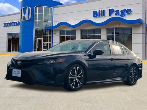 Used 2018 Toyota Camry SE image 2