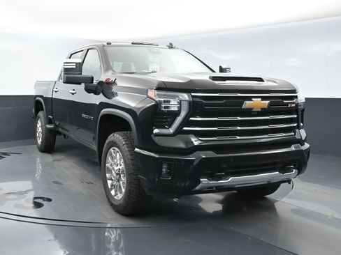 Used 2025 Chevrolet Silverado 2500 LT w/ Z71 Chrome Sport Edition AWD/4WD image 3