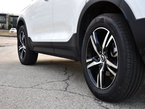 Certified 2025 Volvo XC40 B5 Core image 9