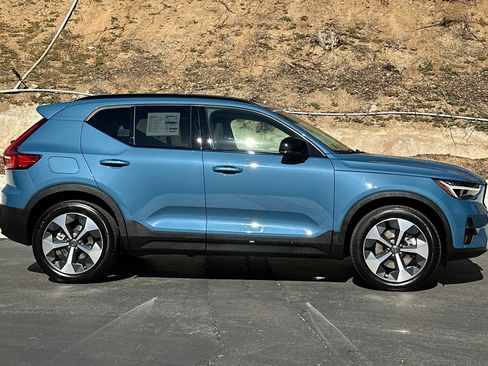 Certified 2023 Volvo XC40 B5 Plus image 3