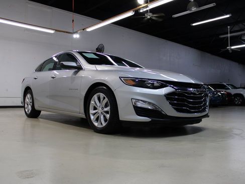 Used 2019 Chevrolet Malibu LT image 2