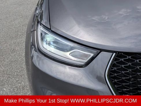 Used 2023 Chrysler Pacifica Touring-L FWD image 9