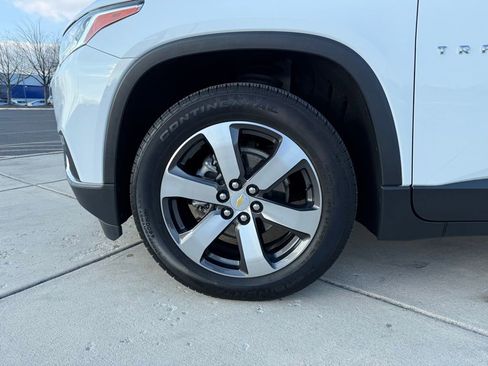 Used 2021 Chevrolet Traverse LT w/ LT Premium Package image 9