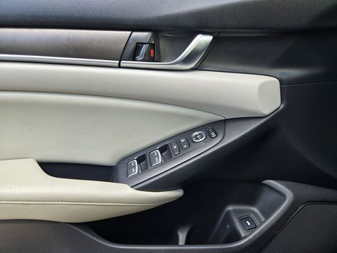 Used 2018 Honda Accord LX image 15