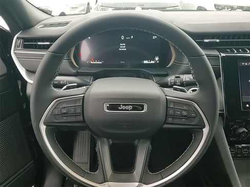 New 2025 Jeep Grand Cherokee L Laredo image 28