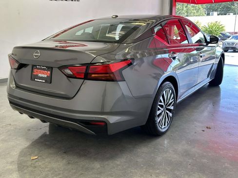 Used 2025 Nissan Altima 2.5 SV FWD image 3