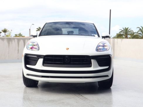 Certified 2025 Porsche Macan image 6