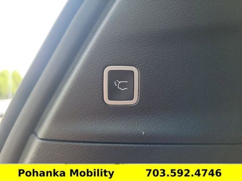 Used 2025 Chrysler Pacifica Select image 28