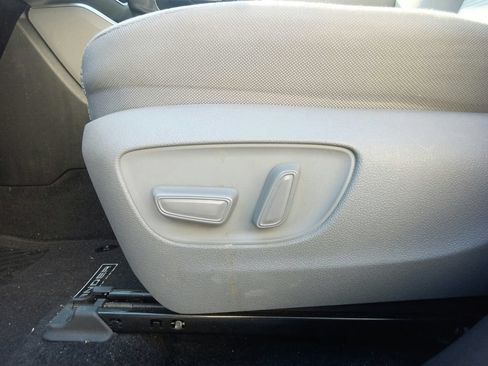 Used 2021 Toyota Highlander L FWD image 19