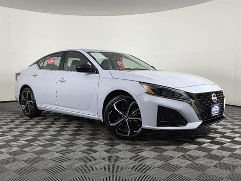 Used 2025 Nissan Altima 2.5 SR w/ SR Premium Package image 1