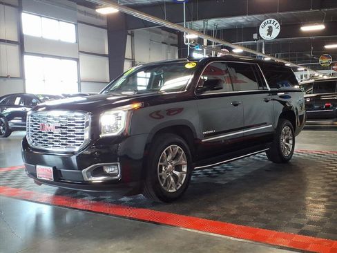 Used 2019 GMC Yukon XL Denali image 3