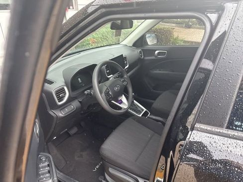 Used 2025 Hyundai Venue SE FWD image 14