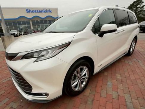 Used 2021 Toyota Sienna Limited image 5