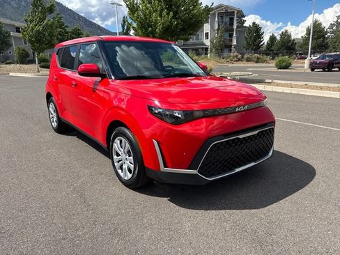 Used 2025 Kia Soul LX FWD image 1