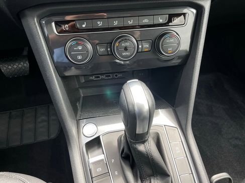 Used 2020 Volkswagen Tiguan SE FWD image 18