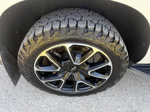 Used 2022 Chevrolet Suburban RST w/ Sport Performance Package image 18