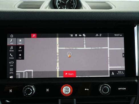 Certified 2025 Porsche Macan AWD/4WD image 20
