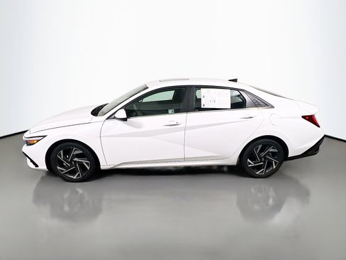 Used 2025 Hyundai Elantra SEL image 9