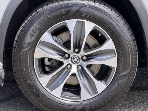 Used 2023 Toyota Highlander XLE FWD image 38