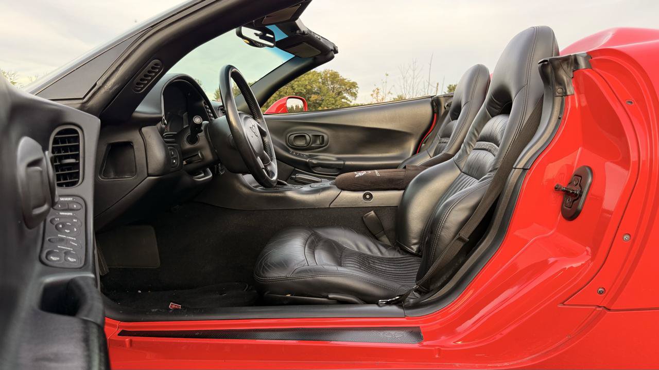 Used 2001 Chevrolet Corvette Convertible w/ Preferred Equipment Group1 RWD image 29