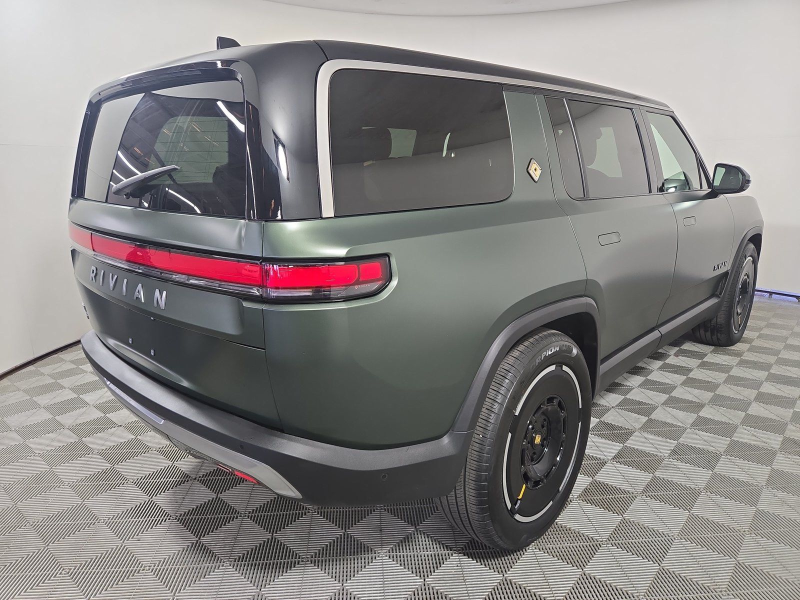 Used 2025 Rivian R1S Adventure Dual AWD/4WD image 5