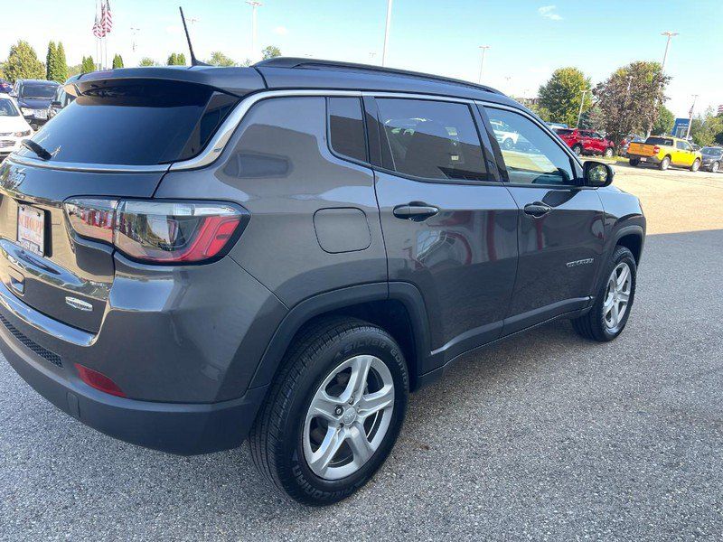 Used 2023 Jeep Compass Latitude w/ Convenience Group AWD/4WD image 3