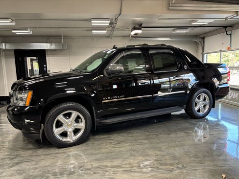 Used 2013 Chevrolet Avalanche LTZ image 5