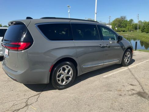 Used 2023 Chrysler Pacifica Limited FWD image 7