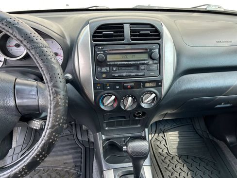 Used 2005 Toyota RAV4 2WD w/ Sport Pkg image 17