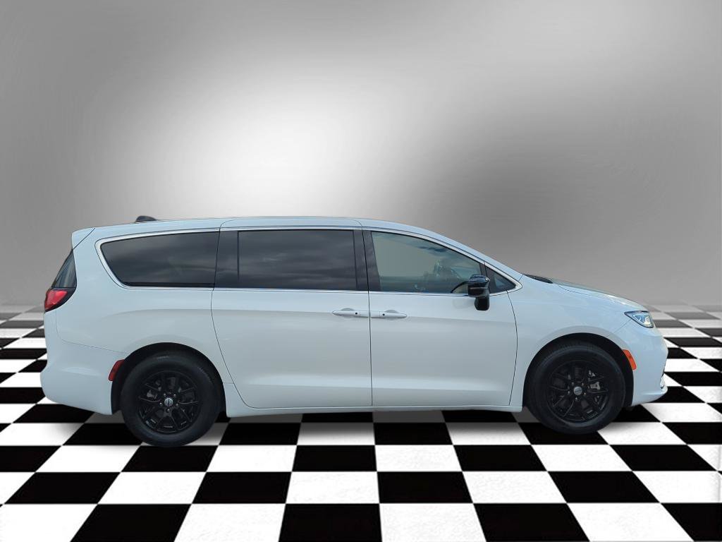 Used 2025 Chrysler Pacifica Select FWD image 9