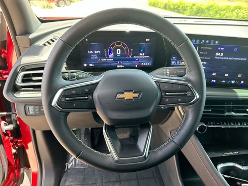 Used 2025 Chevrolet Traverse LT image 14