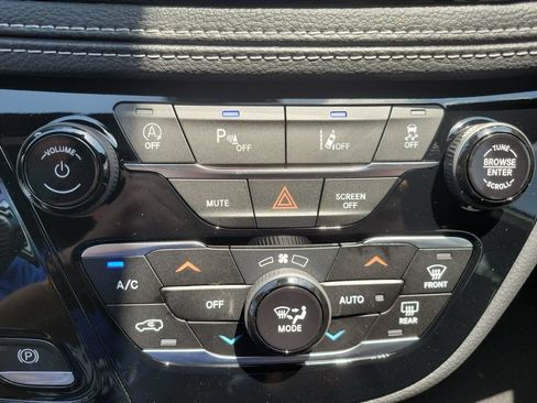 New 2026 Chrysler Pacifica Select FWD image 37