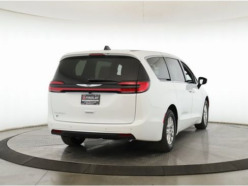 New 2026 Chrysler Pacifica Select image 7