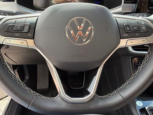 Certified 2025 Volkswagen Taos SE FWD image 24