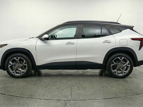 Used 2025 Chevrolet Trax LT w/ LT Convenience Package image 5