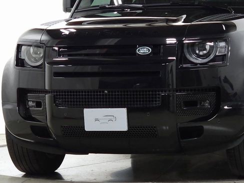 Used 2025 Land Rover Defender 110 X-Dynamic SE image 12