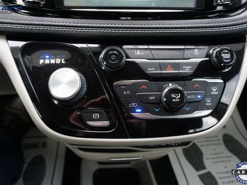 Used 2022 Chrysler Pacifica Touring-L image 38