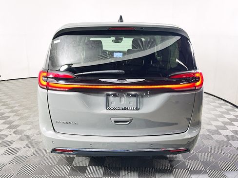 Used 2023 Chrysler Pacifica Touring-L image 4