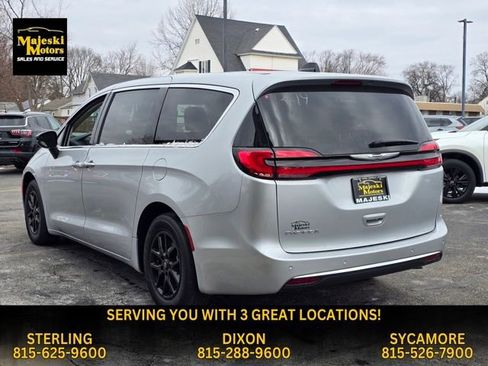 Used 2024 Chrysler Pacifica Touring-L image 6