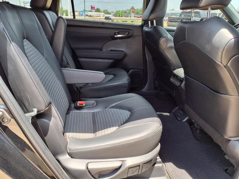 Used 2023 Toyota Highlander XSE FWD image 19