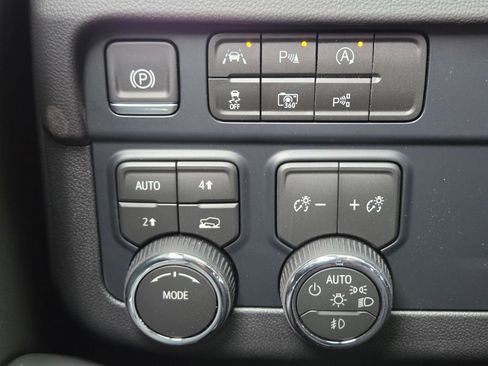 New 2026 Chevrolet Suburban Premier AWD/4WD image 17