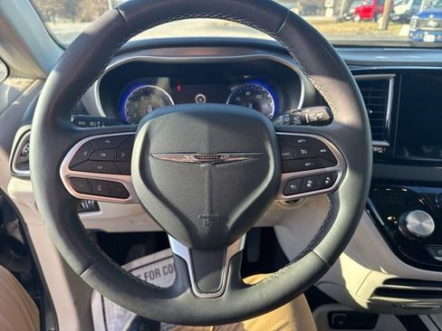 Used 2023 Chrysler Pacifica Touring-L FWD image 11