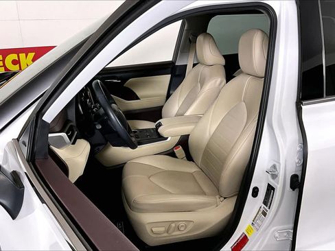 Used 2022 Toyota Highlander XLE image 7