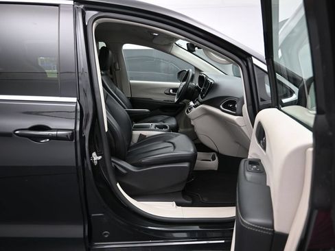 Used 2023 Chrysler Pacifica Touring-L FWD image 26