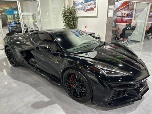Used 2025 Chevrolet Corvette Z06 RWD image 14
