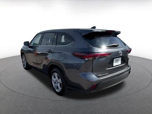 Used 2025 Toyota Highlander LE image 11