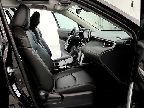 Used 2022 Toyota Corolla Cross XLE image 17