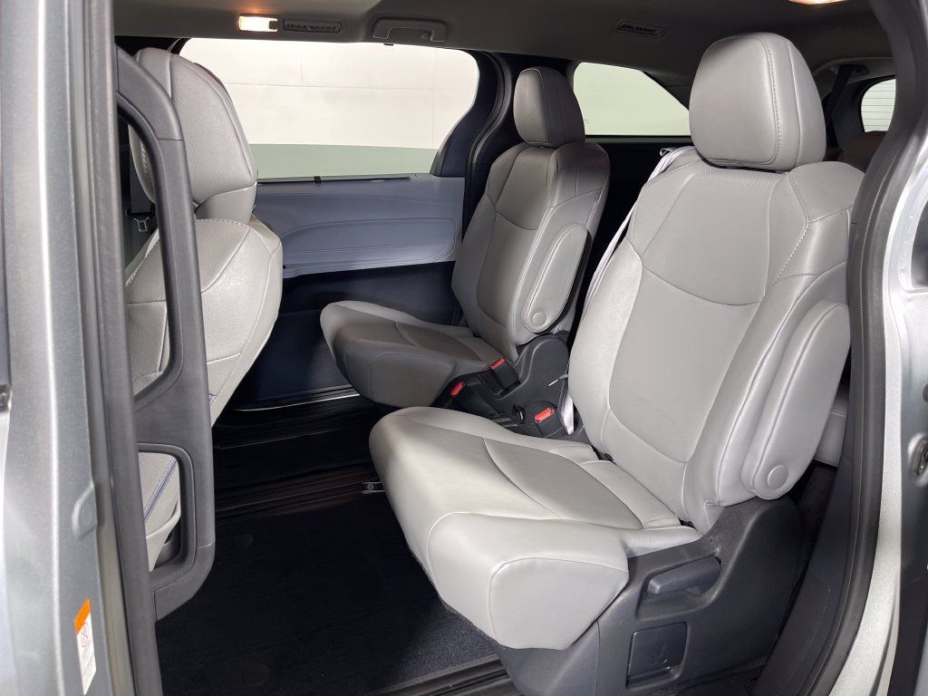 Certified 2025 Toyota Sienna XLE FWD image 13