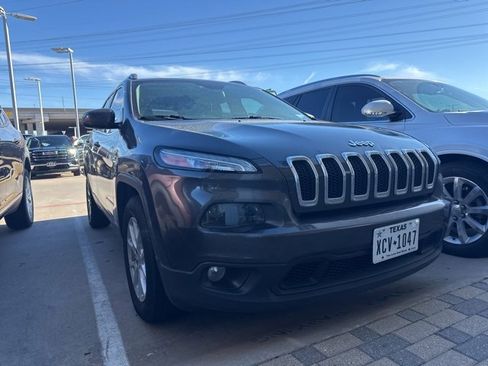 Used 2017 Jeep Cherokee Latitude w/ Comfort & Sound Group image 2