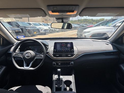 Used 2025 Nissan Altima 2.5 SV FWD image 32